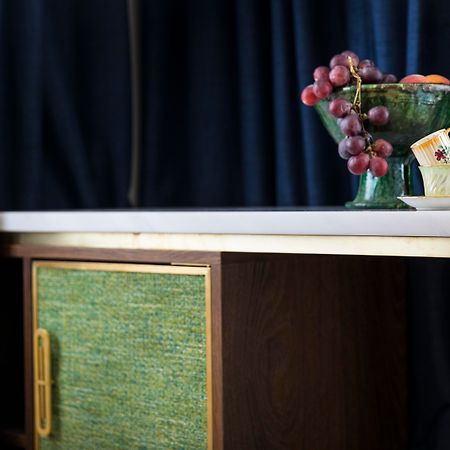 Hotel Gatsby Ateny Zewnętrze zdjęcie A 1950s sideboard