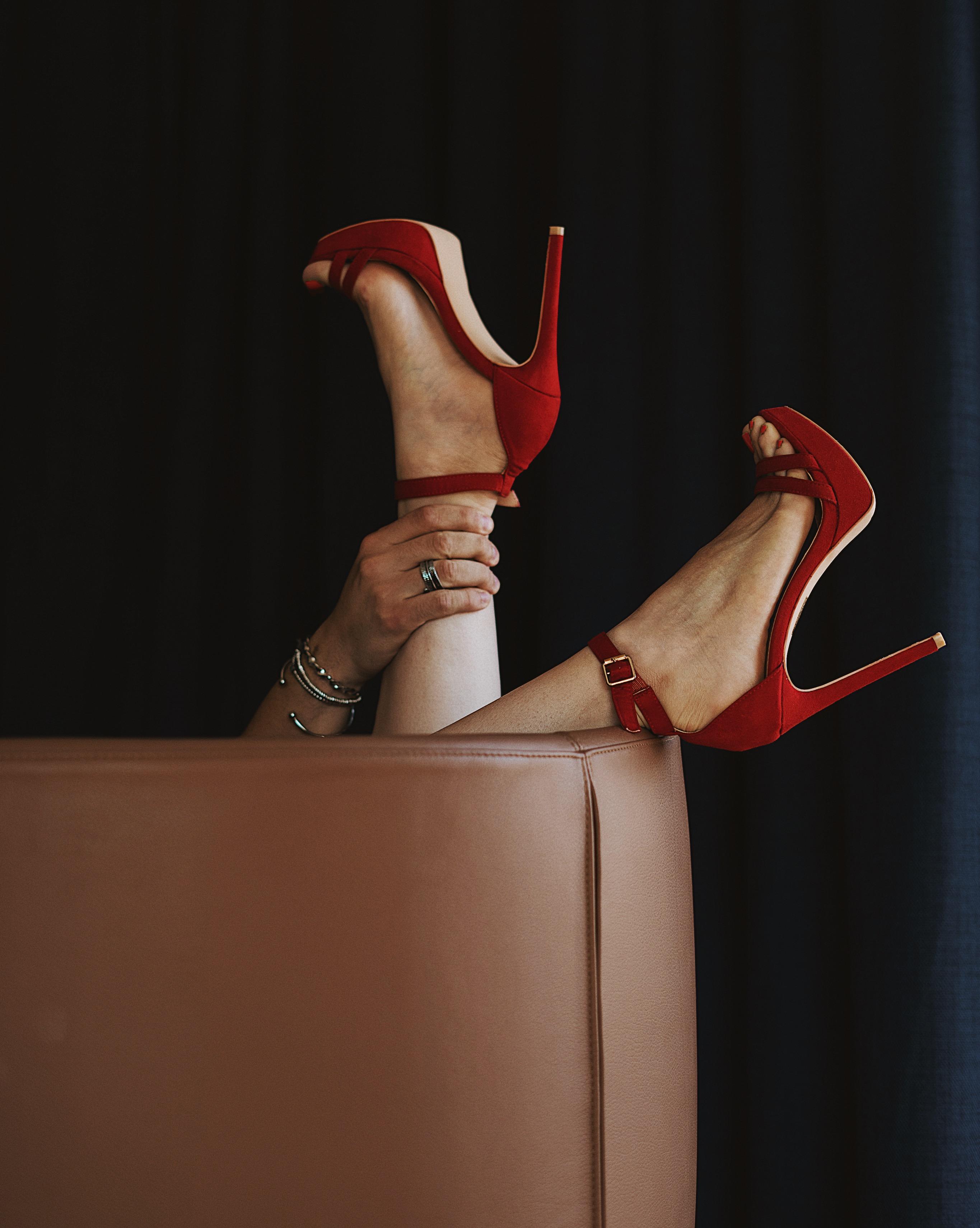 Hotel Gatsby Ateny Zewnętrze zdjęcie A woman wearing red high-heeled shoes