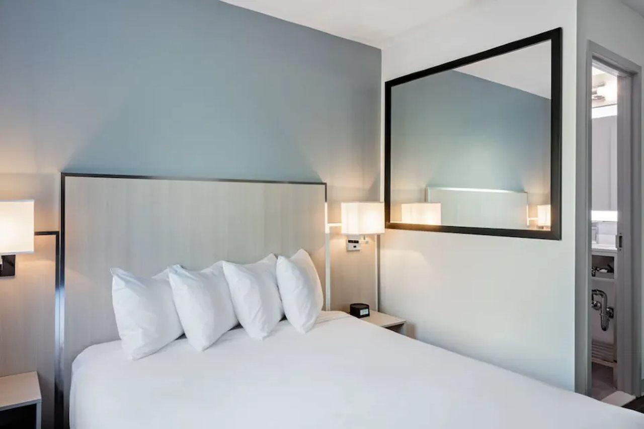 Hotel Gatsby Ateny Zewnętrze zdjęcie A room at the Hilton Garden Inn in San Francisco