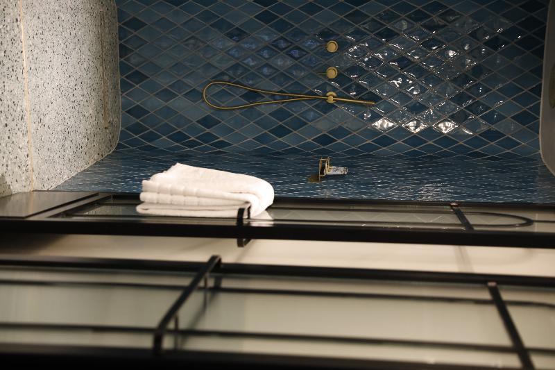 Hotel Gatsby Ateny Zewnętrze zdjęcie A shower in a hotel